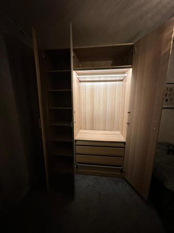 IKEA PAX kledingkast met LED-sensorverlichting - afbeelding 2 IKEA PAX kledingkast met LED-sensorverlichting - afbeelding 2