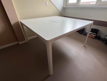Ikea Bekant bureau 140 x 140 cm - afbeelding 2 Ikea Bekant bureau 140 x 140 cm - afbeelding 2