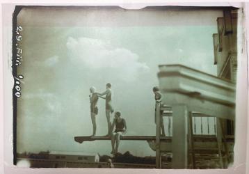 Mooie afdruk van oude foto duikplank en mensen in badpak