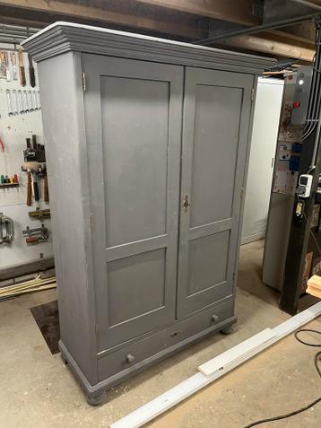 Vintage grenen kast met lades en planken