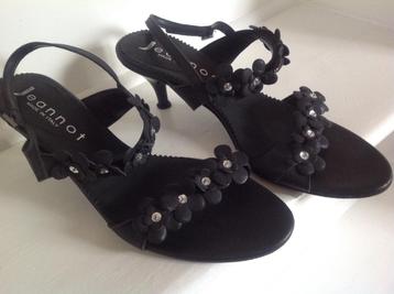 Trendy stijlvolle zwarte sandaaltjes, Italiaans