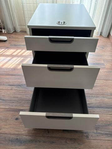 IKEA Bekant bureau 120x80 in hoogte verstelbaar - afbeelding 8 IKEA Bekant bureau 120x80 in hoogte verstelbaar - afbeelding 8