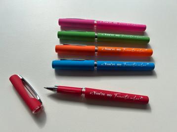 Gekleurde pennen en invulboekjes