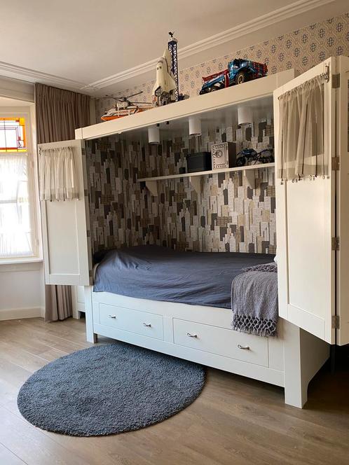 Stoere bedstee / bedstede, Kinderen en Baby's, Kinderkamer | Bedden, Zo goed als nieuw, Lattenbodem, Matras, Ophalen