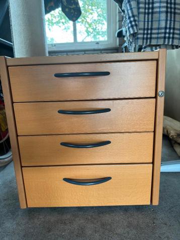 2 stuks Ikea Galant bureau's met accessoires - afbeelding 5 2 stuks Ikea Galant bureau's met accessoires - afbeelding 5