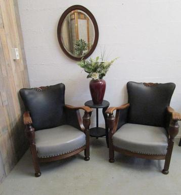 Twee vintage clubfauteuils met dichte zijkanten