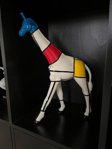 Grote giraffe in Mondriaan style