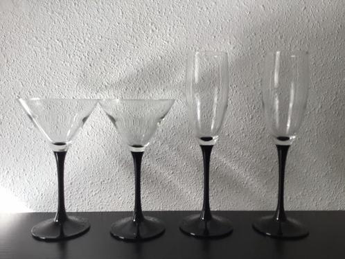 4 x Luminarc France glazen. 2 flutes + 2 coupes zwarte voet., Verzamelen, Retro, Ophalen of Verzenden