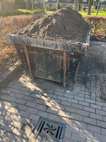 Gratis 3m3 schone zwarte grond ( zonder container )