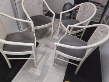 Gratis af te halen: 4 witte stoelen met grijze zitting