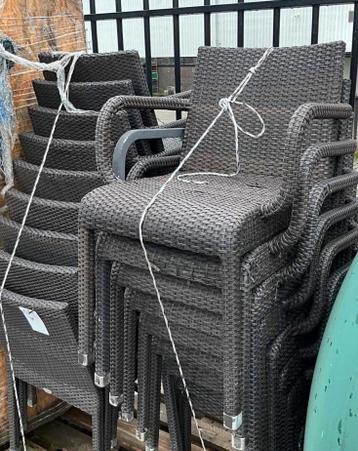 18 donkerbruine stoelen