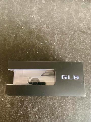 Mercedes GLB wit modelauto 1:43