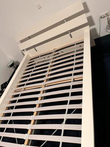 Wit IKEA Skorva Bedframe 140x200 + Lattenbodems - afbeelding 1 Wit IKEA Skorva Bedframe 140x200 + Lattenbodems - afbeelding 1