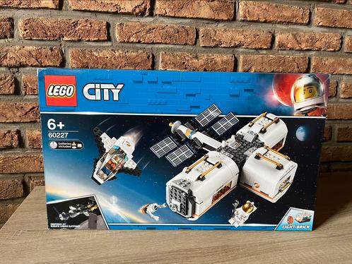 Lego 60227 Lunar Space Station City, Kinderen en Baby's, Speelgoed | Duplo en Lego, Zo goed als nieuw, Lego, Complete set, Ophalen of Verzenden