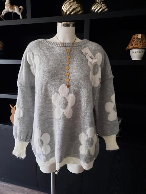 Nieuwe trui grijs met witte bloemen 1 maat tot max 46, Kleding | Dames, Truien en Vesten, Nieuw, Grijs, Ophalen of Verzenden