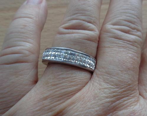 zilveren ring met fonkelende kristal steentjes [509], Sieraden, Tassen en Uiterlijk, Ringen, Zo goed als nieuw, Dame, 19 tot 20