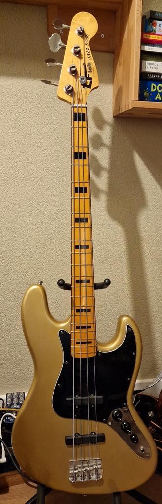 Jazz Bass Shoreline Gold, Bartolini's en blocks&binding hals, Muziek en Instrumenten, Snaarinstrumenten | Gitaren | Bas, Gebruikt