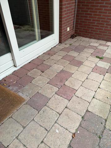 Gebruikte terrastegels, rood en beige