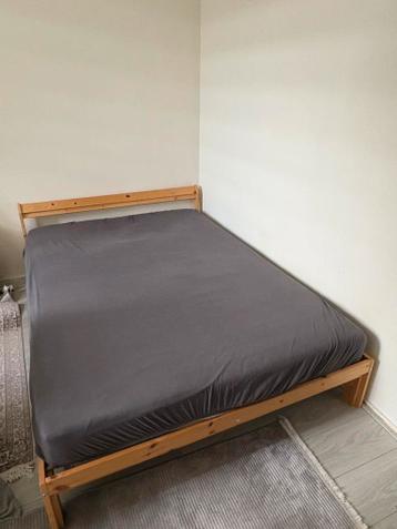 IKEA bed 140x200 cm – met frame, lattenbodem en matras - afbeelding 1 IKEA bed 140x200 cm – met frame, lattenbodem en matras - afbeelding 1
