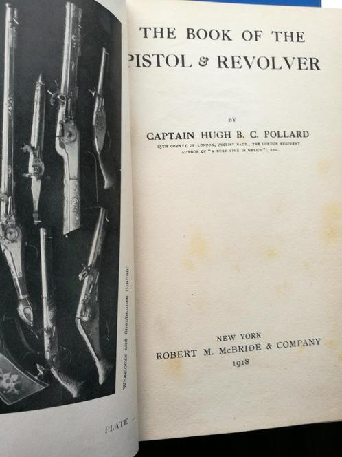 The Book of Pistols and revolvers door Capt. Pollard, Boeken, Oorlog en Militair, Zo goed als nieuw, Overige onderwerpen, Niet van toepassing