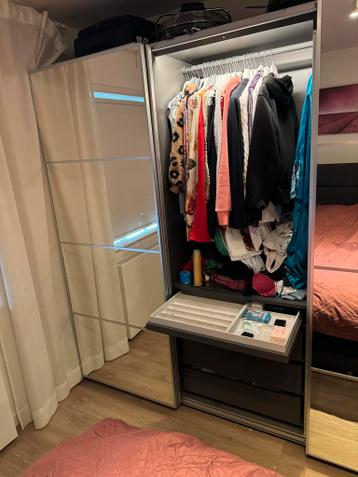 IKEA PAX Kast – Verlichting, Broekenhanger & Sieradenlade - afbeelding 4 IKEA PAX Kast – Verlichting, Broekenhanger & Sieradenlade - afbeelding 4