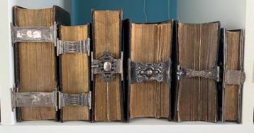 12 antieke Bijbels met zilveren sluitingen