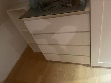 Malm IKEA kast met glasplaat in perfecte staat.