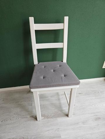 Nette witte houten stoel met kussentje