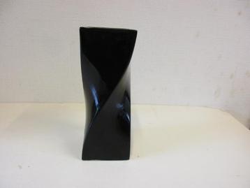 Vintage aparte design zwarte vaas gedraaide vorm. Jaren 70 