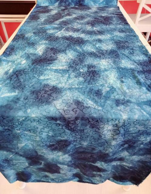 Lap stof: turquoise blauwe batik zijde (?) 150 x 215 cm, Hobby en Vrije tijd, Stoffen en Lappen, Zo goed als nieuw, Satijn of Zijde
