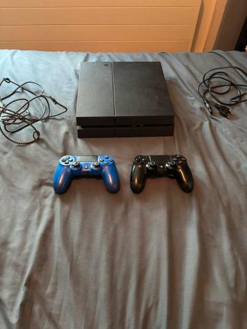 PlayStation 4 + 2 Controllers