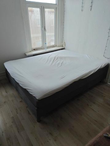 Bed met matras Gratis