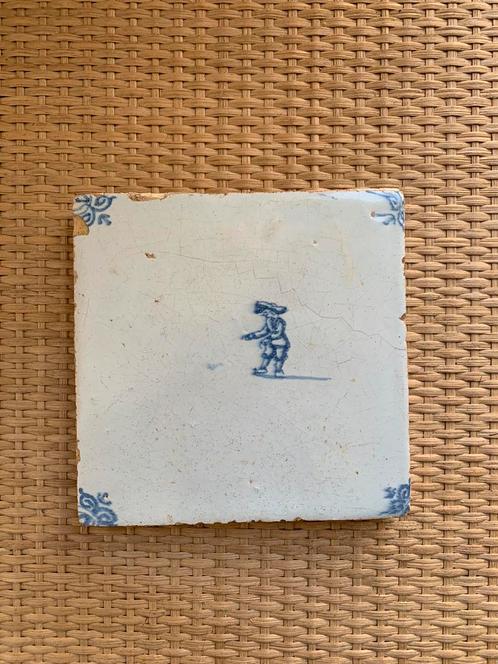Antieke tegel spelend kind 2, Antiek en Kunst, Antiek | Wandborden en Tegels, Ophalen of Verzenden