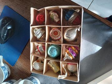 doos 11 bestaat uit 12 oude glazen kerstballen