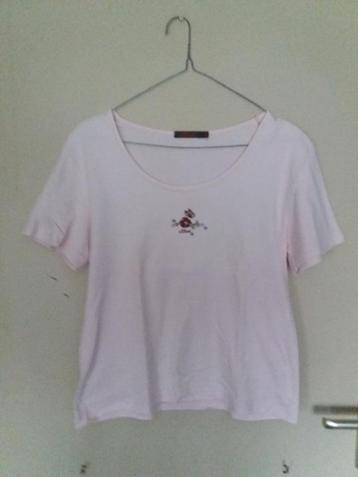 Een licht-roze T-Shirt met een klein bloemetje met vlinders