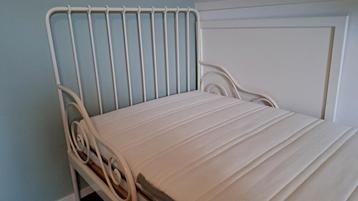 Wit metalen bedframe - Ikea meegroei meiden bed - afbeelding 2 Wit metalen bedframe - Ikea meegroei meiden bed - afbeelding 2