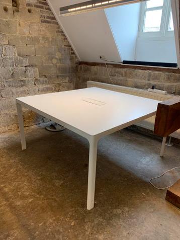 IKEA BEKANT Kantoortafel – 140x140 cm – 3 stuks beschikbaar - afbeelding 2 IKEA BEKANT Kantoortafel – 140x140 cm – 3 stuks beschikbaar - afbeelding 2