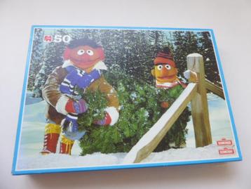 puzzel Bert en Ernie halen een kerstboom uit het bos