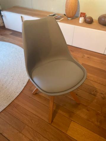 4 stoelen gratis af te halen