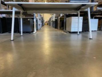 Bureau met knop 180x80xH68-88 cm, 39 stuks - afbeelding 2 Bureau met knop 180x80xH68-88 cm, 39 stuks - afbeelding 2