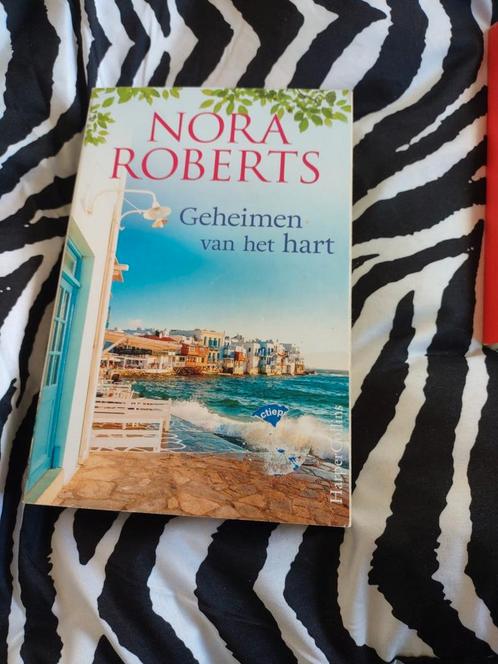 Nora Roberts - Als dag en nacht, Boeken, Romans, Zo goed als nieuw, Amerika, Ophalen of Verzenden