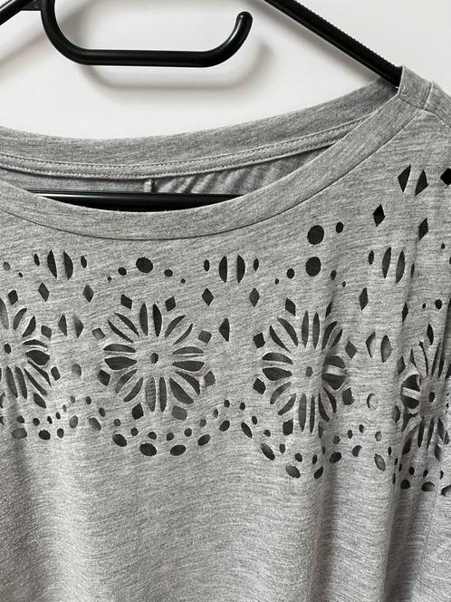 Vero moda shirt grijs met uitgestanste bloemen M grijs, Kleding | Dames, T-shirts, Gedragen, Maat 38/40 (M), Grijs, Korte mouw