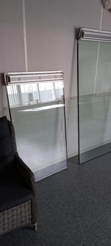 Dubbelglas raam van 81 x 133,5 cm met rooster 145 cm hoog