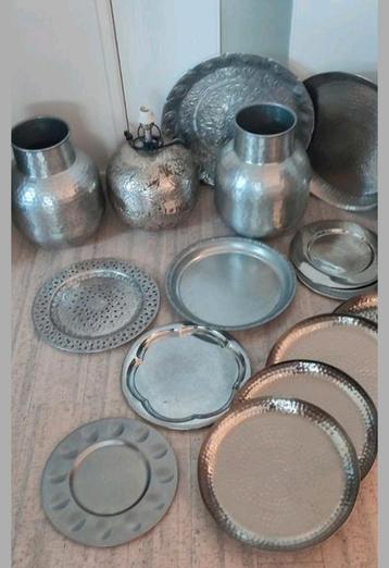 Grote zilverkleurige vazen, schalen, dienbladen, tafellamp 