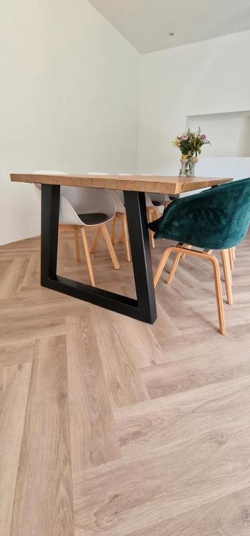 Tafel (grenen) 270x102 stalen frame. 8 persoons 