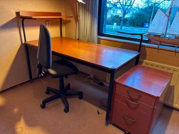 Gratis Bureau + verhoging + ladeblok + lamp+bureaustoel