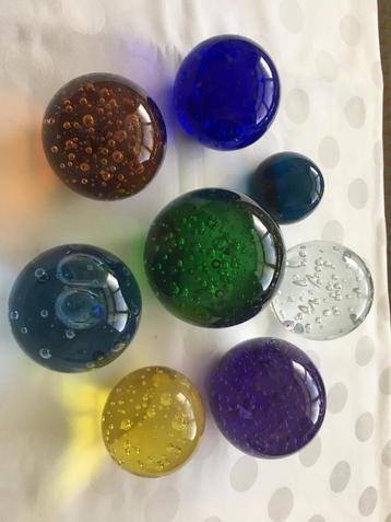 Collectie massief glazen bollen met luchtbellen, 8 stuks