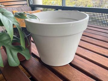 Witte plantenpot / White flowerpot / D 20.5 cm H 17 cm