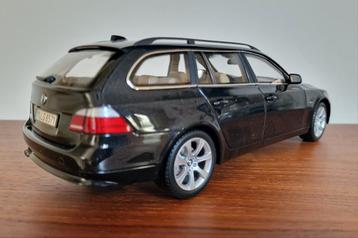 KYOSHO BMW 5 Serie E61 Touring 1:18 Dealers model in doos.