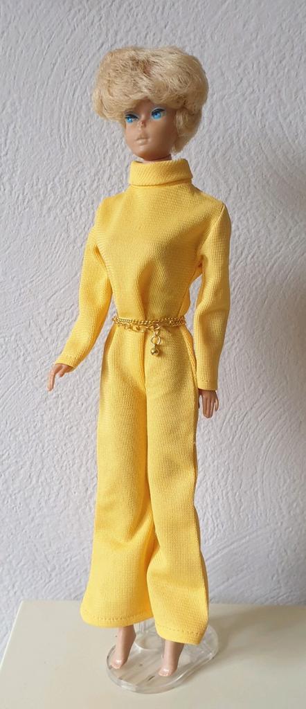 Vintage Barbie jumpsuit geel Hong Kong 60's, Verzamelen, Poppen, Kleertjes, Ophalen of Verzenden